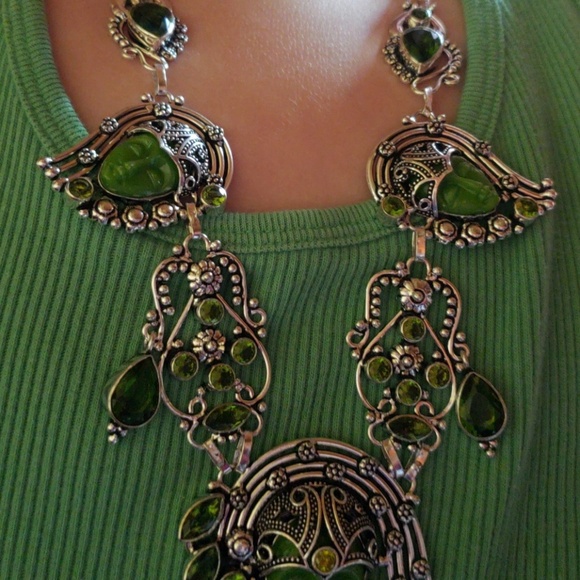 Unique  Carved face Chalcedony Peridot Neclkace - Picture 4 of 6